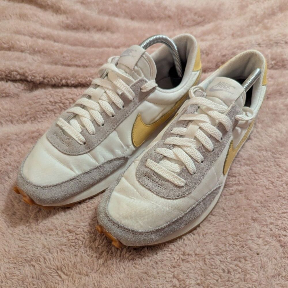 Nike Women's Daybreak "Summit White Saturn Gold" Size 10